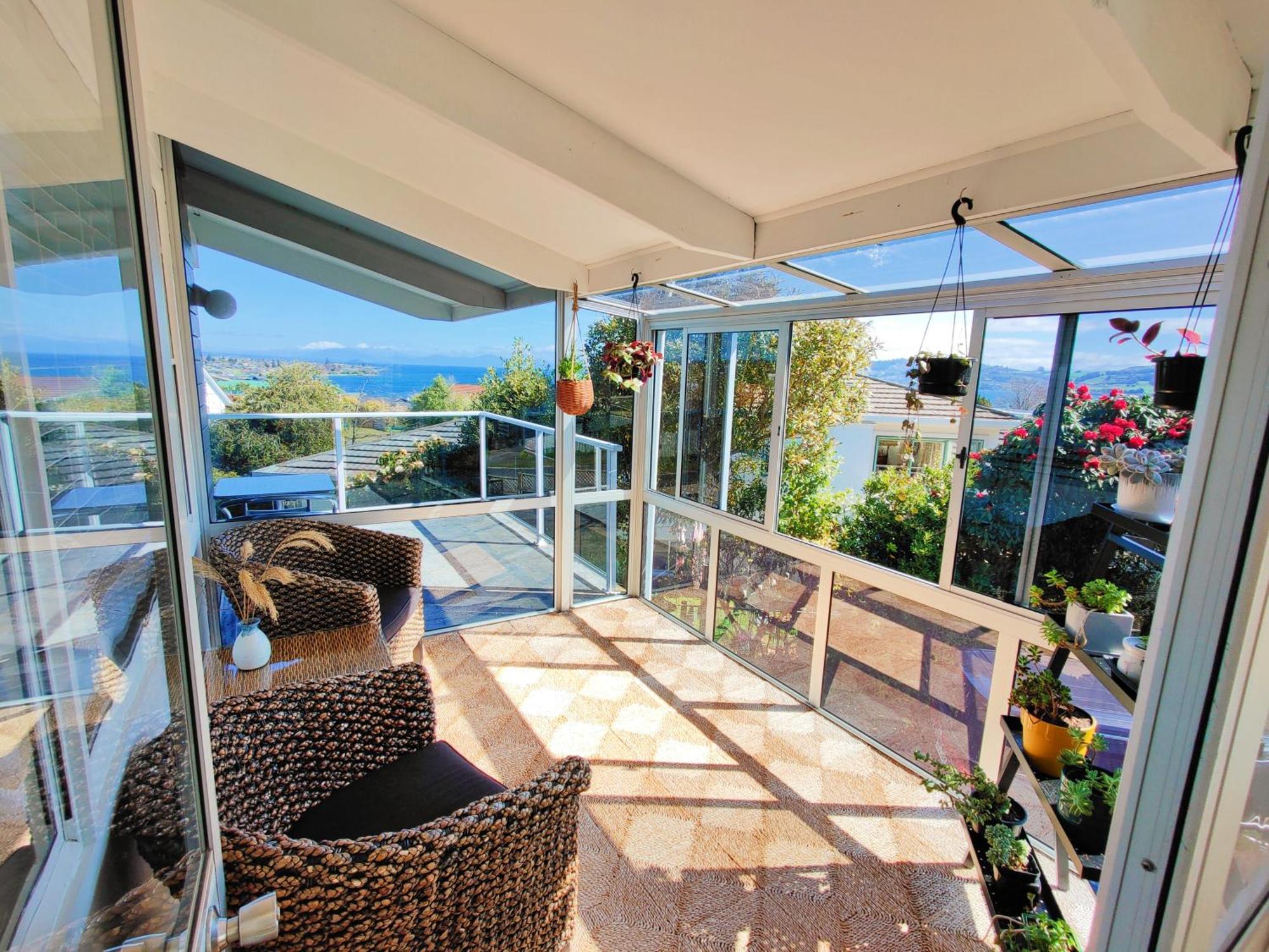 Delight In Birch-Lake View Holiday Home Taupo Eksteriør billede